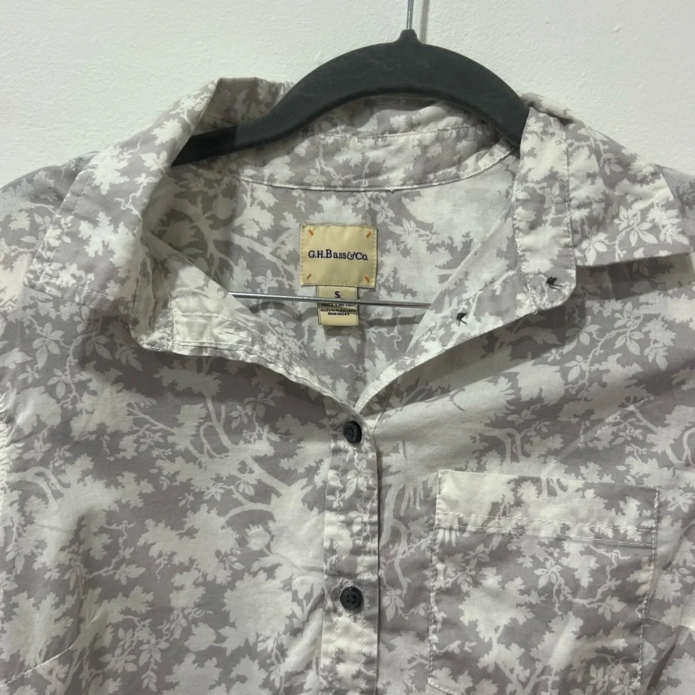G.H Bass & Company Women’s gray and white floral button up Shirt Size S (3x$15)